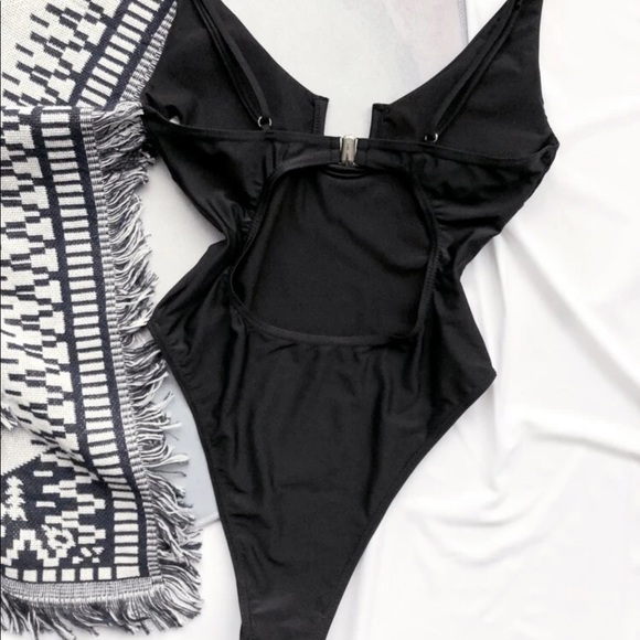 U Wired One Piece Swimsuit - Picture 2 of 4